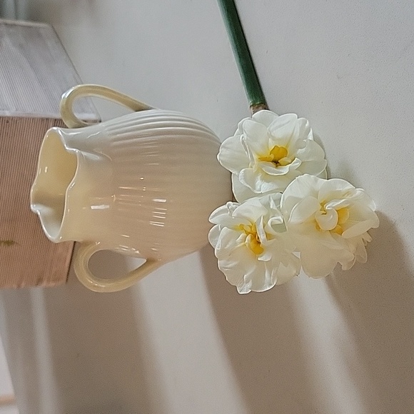 Belleek double lip creamer - Picture 2 of 3